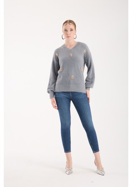 Kadın Gri Sakal Iplik Önü Aksesuarlı Balon Kollu V Yaka Triko Kazak