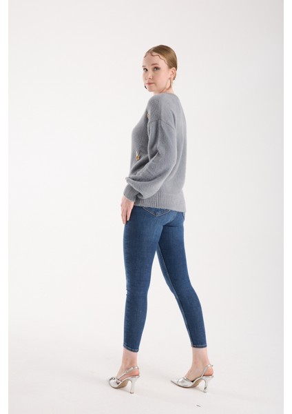Kadın Gri Sakal Iplik Önü Aksesuarlı Balon Kollu V Yaka Triko Kazak