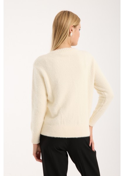 Kadın Ekru Sakal Iplik Taş ve Inci Detaylı Bisiklet Yaka Triko Kazak