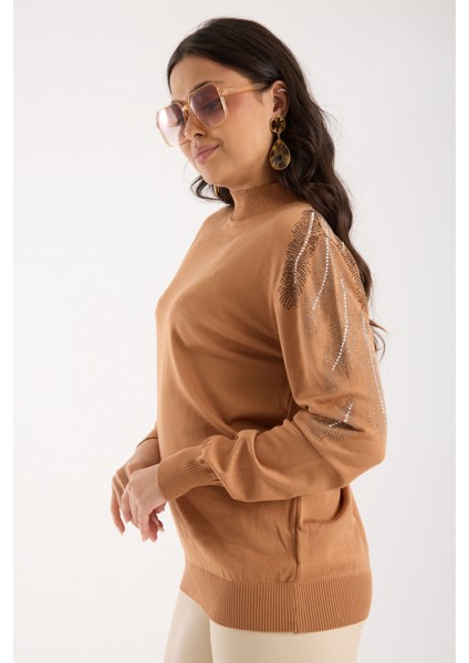 Kadın Bej Elit Viskon Kumaş Taş Detaylı Omuzlar Yarım Balıkçı Yaka Triko Bluz fiyatları
