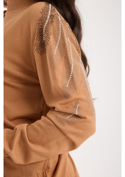 Kadın Bej Elit Viskon Kumaş Taş Detaylı Omuzlar Yarım Balıkçı Yaka Triko Bluz modelleri