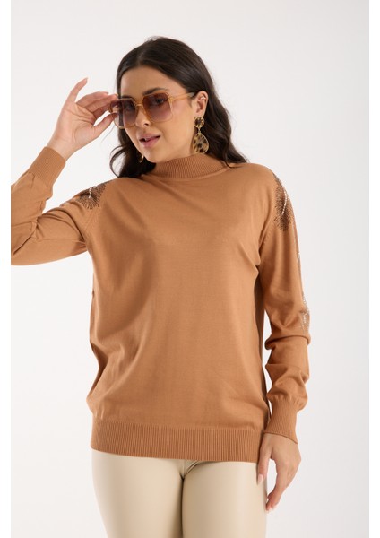 Kadın Bej Elit Viskon Kumaş Taş Detaylı Omuzlar Yarım Balıkçı Yaka Triko Bluz