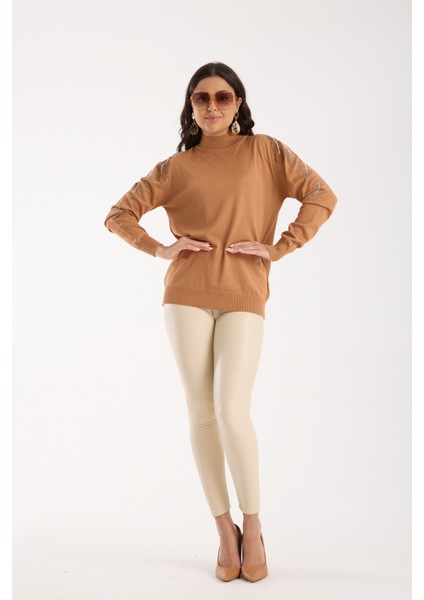 Kadın Bej Elit Viskon Kumaş Taş Detaylı Omuzlar Yarım Balıkçı Yaka Triko Bluz