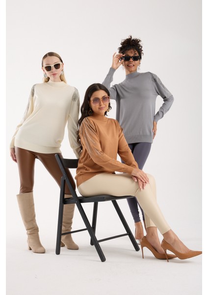 Kadın Bej Elit Viskon Kumaş Taş Detaylı Omuzlar Yarım Balıkçı Yaka Triko Bluz