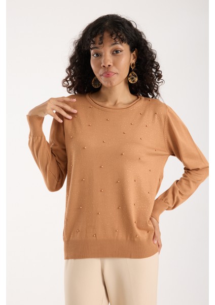 Kadın Bej Elit Viskon Kumaş Taş ve Inci Detaylı Yuvalak Yaka Triko Bluz