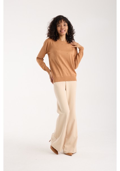 Kadın Bej Elit Viskon Kumaş Taş ve Inci Detaylı Yuvalak Yaka Triko Bluz