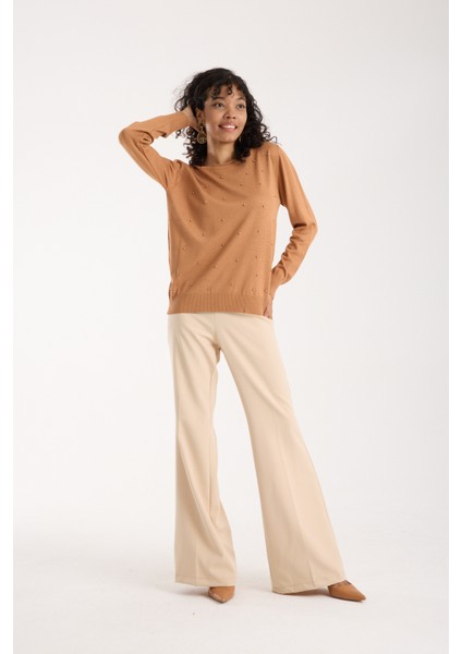 Kadın Bej Elit Viskon Kumaş Taş ve Inci Detaylı Yuvalak Yaka Triko Bluz