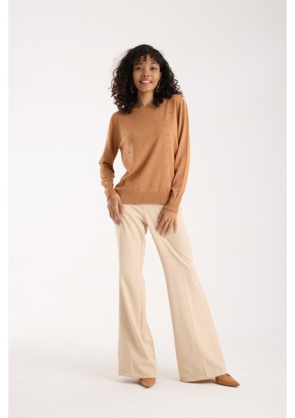 Kadın Bej Elit Viskon Kumaş Taş ve Inci Detaylı Yuvalak Yaka Triko Bluz