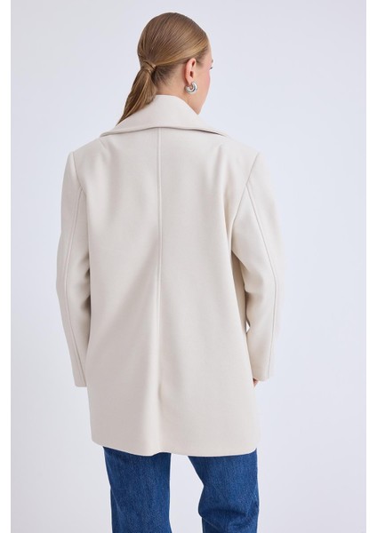 Düğmeli Büyük Cepli Kısa Kaşe Kaban