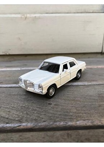 Welly Mercedes-Benz W114 220 Diecast Metal Araba Model Araba Oyuncak Araba Çek Bırak Araba 12 cm