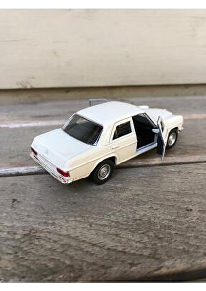Welly Mercedes-Benz W114 220 Diecast Metal Araba Model Araba Oyuncak Araba Çek Bırak Araba 12 cm indirimleri