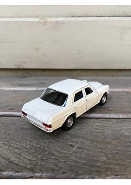 Welly Mercedes-Benz W114 220 Diecast Metal Araba Model Araba Oyuncak Araba Çek Bırak Araba 12 cm