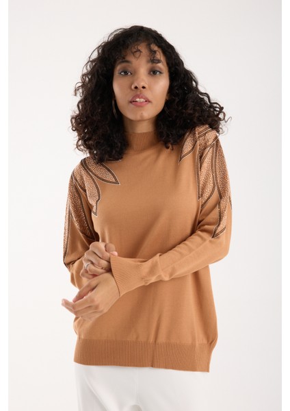 Kadın Bej Viskon Kumaş Taş Detaylı Omuzlar Yarım Balıkçı Yaka Triko Bluz