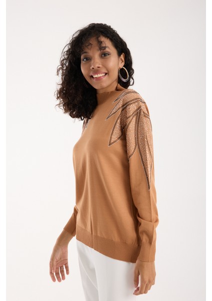 Kadın Bej Viskon Kumaş Taş Detaylı Omuzlar Yarım Balıkçı Yaka Triko Bluz fiyatları
