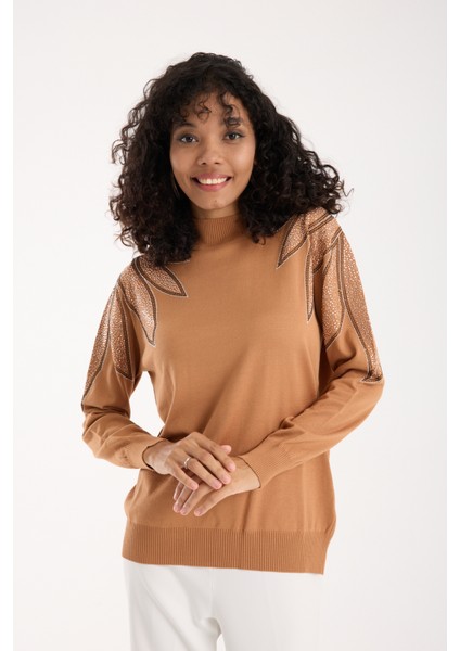 Kadın Bej Viskon Kumaş Taş Detaylı Omuzlar Yarım Balıkçı Yaka Triko Bluz fırsatları