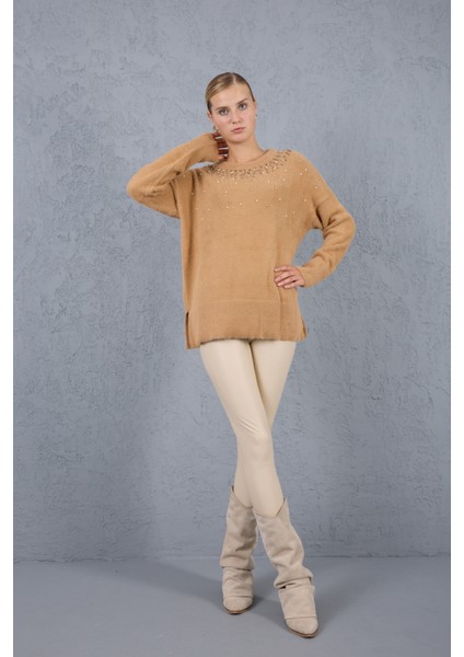 Kadın Bej Sakal Iplik Yan Yırtmaçlı Inci Detaylı Bisiklet Yaka Triko Kazak