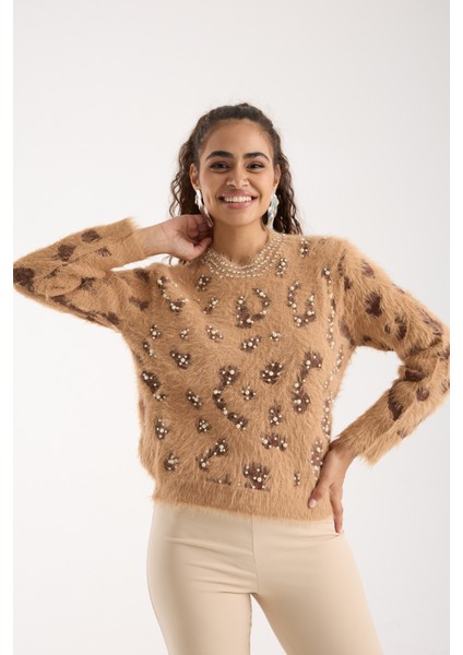 Kadın Bej Sakal Iplik Taş ve Inci Detaylı Bisiklet Yaka Triko Kazak