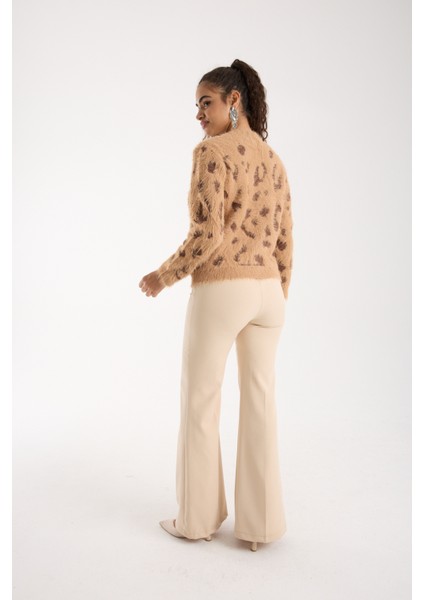 Kadın Bej Sakal Iplik Taş ve Inci Detaylı Bisiklet Yaka Triko Kazak