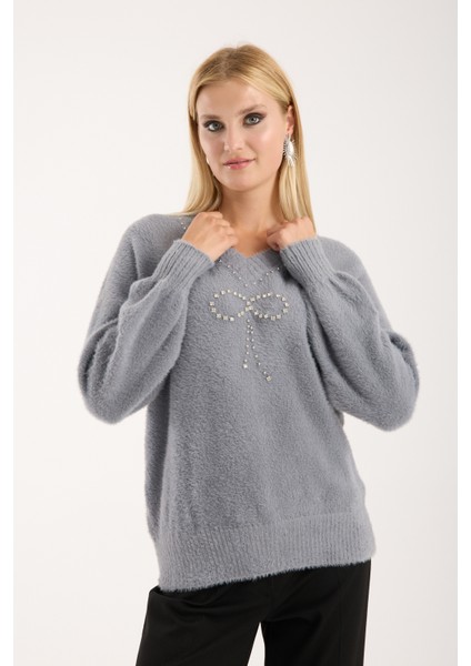 Kadın Gri Sakal Iplik Balon Kollu Taş ve Inci Detaylı V Yaka Triko Kazak
