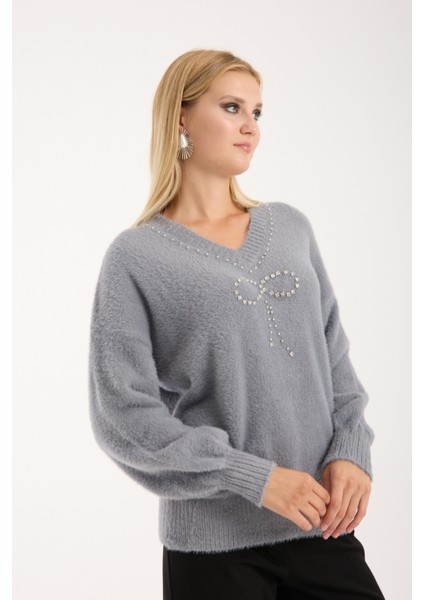 Kadın Gri Sakal Iplik Balon Kollu Taş ve Inci Detaylı V Yaka Triko Kazak modelleri