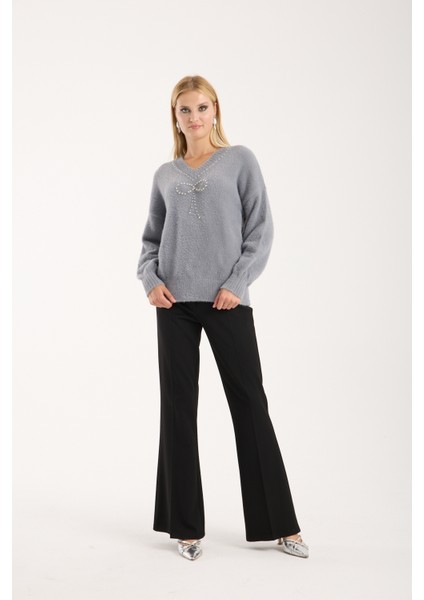 Kadın Gri Sakal Iplik Balon Kollu Taş ve Inci Detaylı V Yaka Triko Kazak