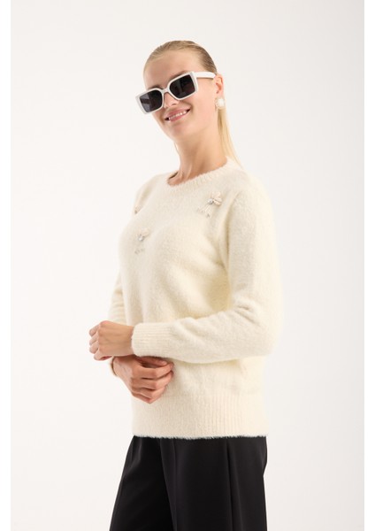 Kadın Ekru Sakal Iplik Önü Aksesuarlı Bisiklet Yaka Triko Kazak modelleri