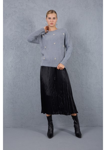 Kadın Gri Sakal Iplik Taş ve Inci Detaylı Bisiklet Yaka Triko Kazak