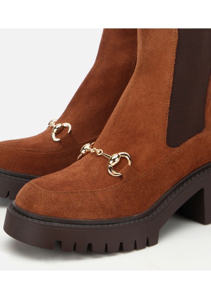 01BOH313200A370 KADIN Süet Deri Taba Tokalı Lastik Detaylı Kalın Tabanlı Topuklu Bot modelleri