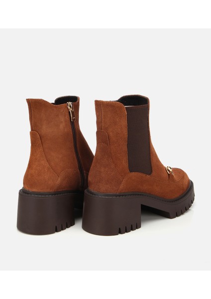 01BOH313200A370 KADIN Süet Deri Taba Tokalı Lastik Detaylı Kalın Tabanlı Topuklu Bot fırsatları