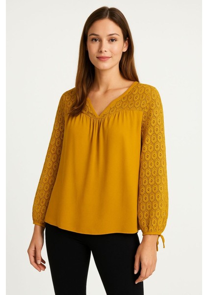 Dantel Detaylı V Yaka Bluz
