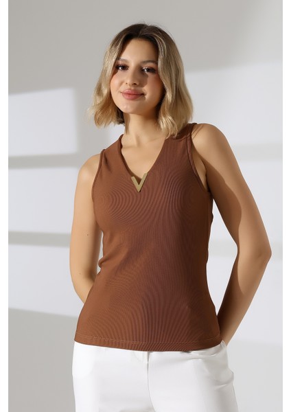 Gold Aksesuarlı Kolsuz Bluz