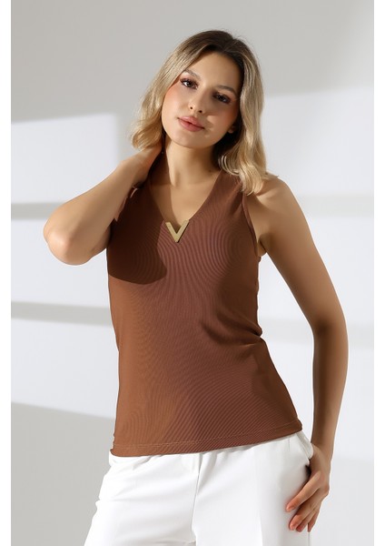 Gold Aksesuarlı Kolsuz Bluz