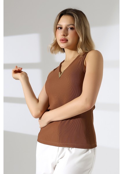 Gold Aksesuarlı Kolsuz Bluz