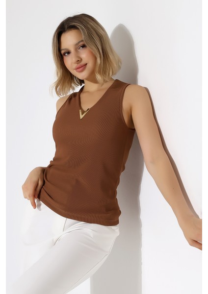 Gold Aksesuarlı Kolsuz Bluz