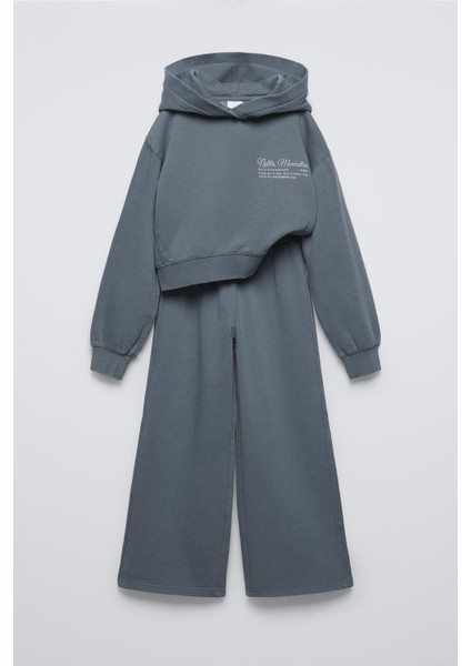 Kız Çocuk Pamuklu Füme Kapüşonlu Sweatshirt ve Geniş Paça Eşofman Takım – Minimal Yazı Baskılı Rahat Stil