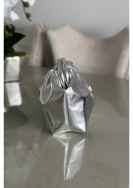 Kadın Rugan Clutch Portföy Günlük ve Abiye Büzgü Detaylı Askılı El ve Omuz Çanta modelleri