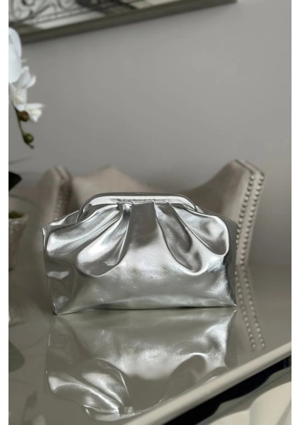 Kadın Rugan Clutch Portföy Günlük ve Abiye Büzgü Detaylı Askılı El ve Omuz Çanta fırsatları