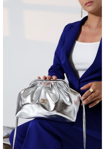 Kadın Rugan Clutch Portföy Günlük ve Abiye Büzgü Detaylı Askılı El ve Omuz Çanta