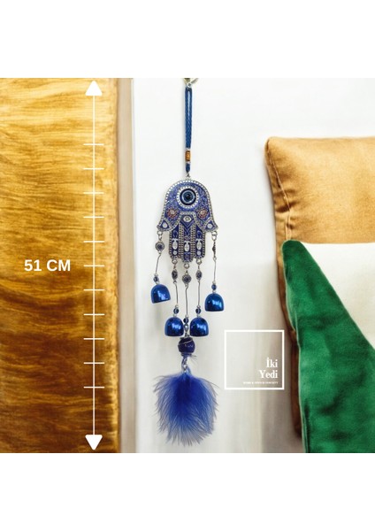 WB77-7 Fatma Ana Eli Nazar Boncuklu Duvar Süsü – 51 cm Çanlı Tüylü Dekoratif Şans Objeleri