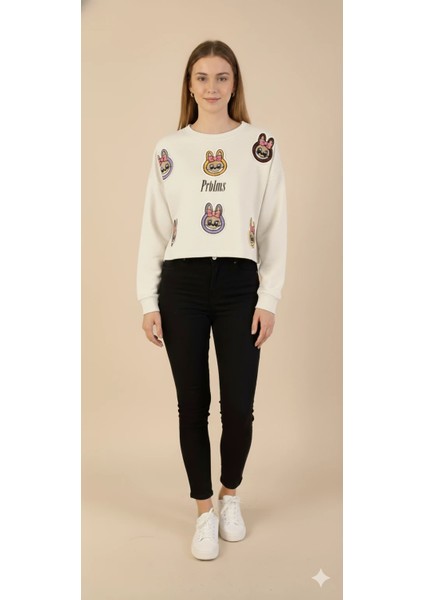 Kadın Labubu Karakter Yama Detaylı Crop Sweat Bisiklet Yaka Uzun Kollu Kısa Sweat