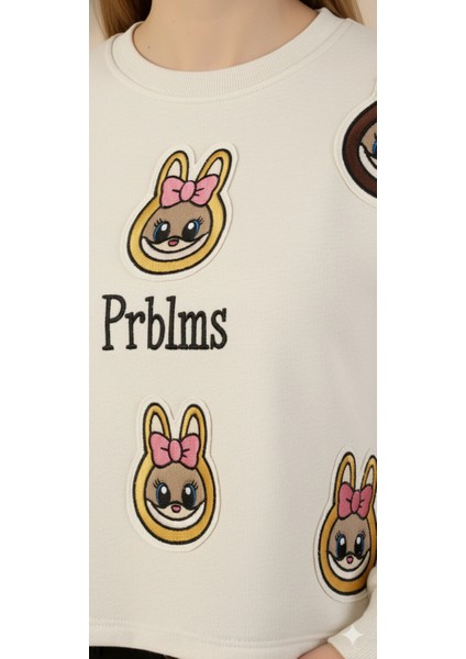 Kadın Labubu Karakter Yama Detaylı Crop Sweat Bisiklet Yaka Uzun Kollu Kısa Sweat fırsatları