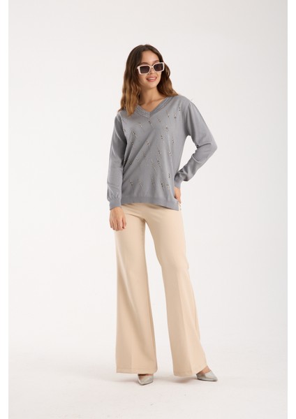 Kadın Gri Elit Viskon Kumaş Taş Detaylı Sim Biyeli Yan Yırtmaçlı V Yaka Triko Bluz