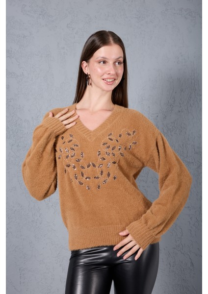 Kadın Bej Sakal Iplik Önü Boncuk Nakışlı Balon Kollu V Yaka Triko Kazak
