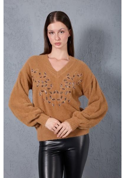 Kadın Bej Sakal Iplik Önü Boncuk Nakışlı Balon Kollu V Yaka Triko Kazak fırsatları