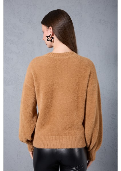 Kadın Bej Sakal Iplik Önü Boncuk Nakışlı Balon Kollu V Yaka Triko Kazak indirimleri