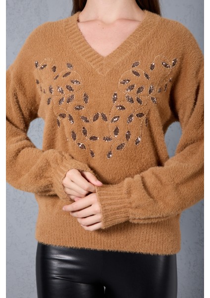 Kadın Bej Sakal Iplik Önü Boncuk Nakışlı Balon Kollu V Yaka Triko Kazak