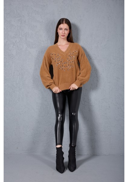 Kadın Bej Sakal Iplik Önü Boncuk Nakışlı Balon Kollu V Yaka Triko Kazak
