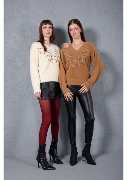 Kadın Bej Sakal Iplik Önü Boncuk Nakışlı Balon Kollu V Yaka Triko Kazak