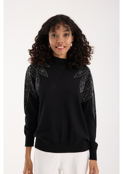 Kadın Siyah Viskon Kumaş Taş Detaylı Omuzlar Yarım Balıkçı Yaka Triko Bluz