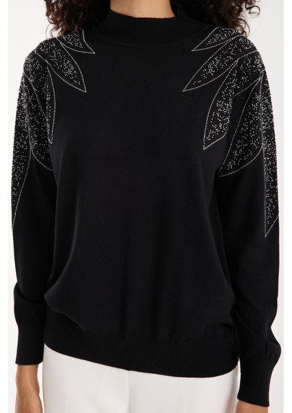 Kadın Siyah Viskon Kumaş Taş Detaylı Omuzlar Yarım Balıkçı Yaka Triko Bluz fırsatları